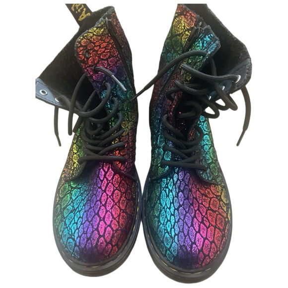 DT MARTENS. New, SOFT NEVER USED - Picture 3 of 6